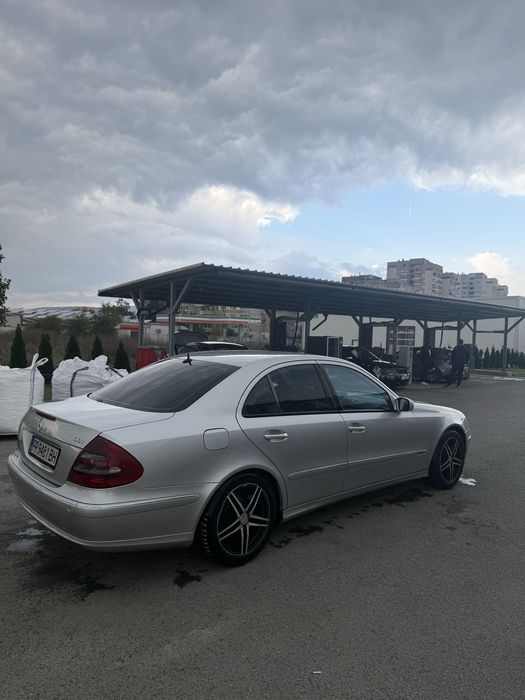 Mercedes e220.