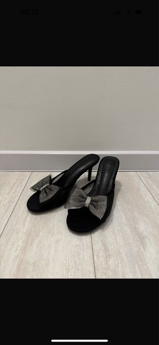 Продам шлепки на каблуках удобные со стразами