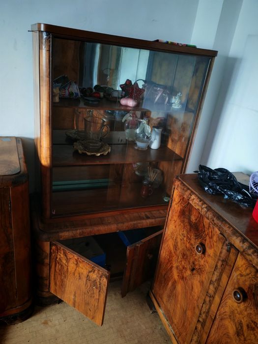 Mobilier vechi în stare bună