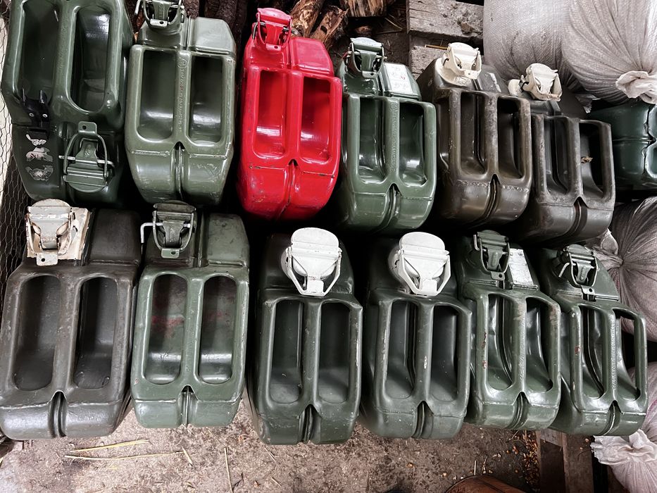 Vând canistre metal 20L