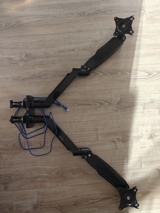 Два монитора Dell S2721 QHD 144Hz и стойка за бюро.