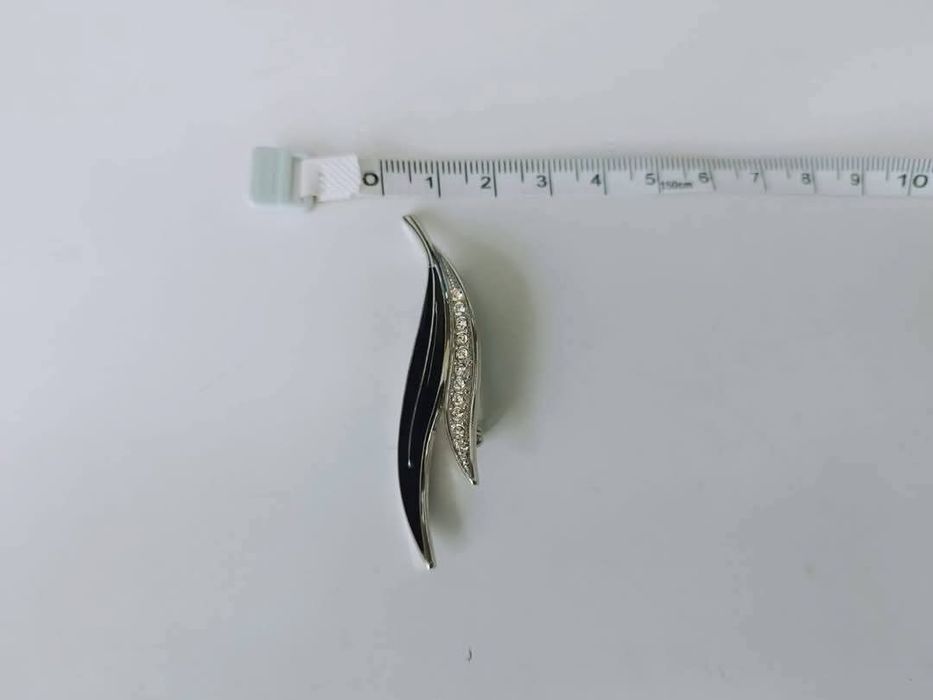 Veche brosa in forma de frunza cu email negru si pietre albe