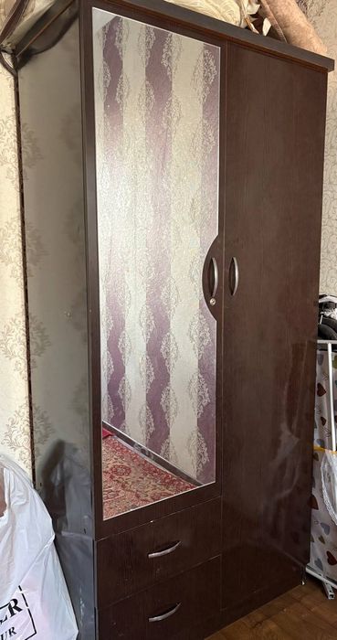 Shkaf va stol sotiladi