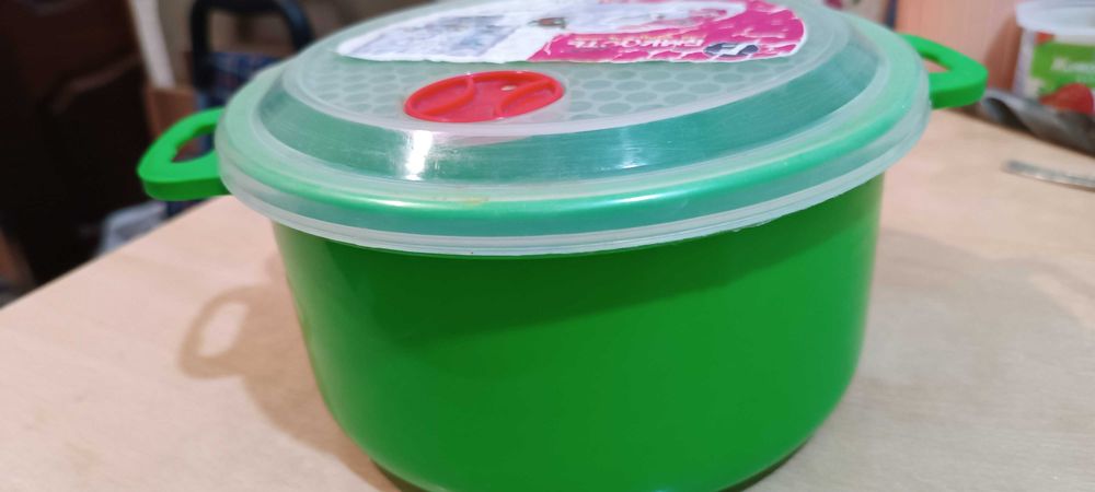 Пластмассовый  контейнер для хранения  еды в холодильнике.