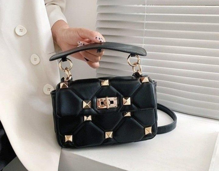 Geanta damă model Garavani, accesorii metalice aurii, saculet