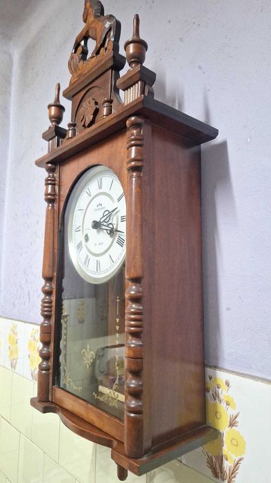 Ceas mecanic cu pendul si ornament cal.