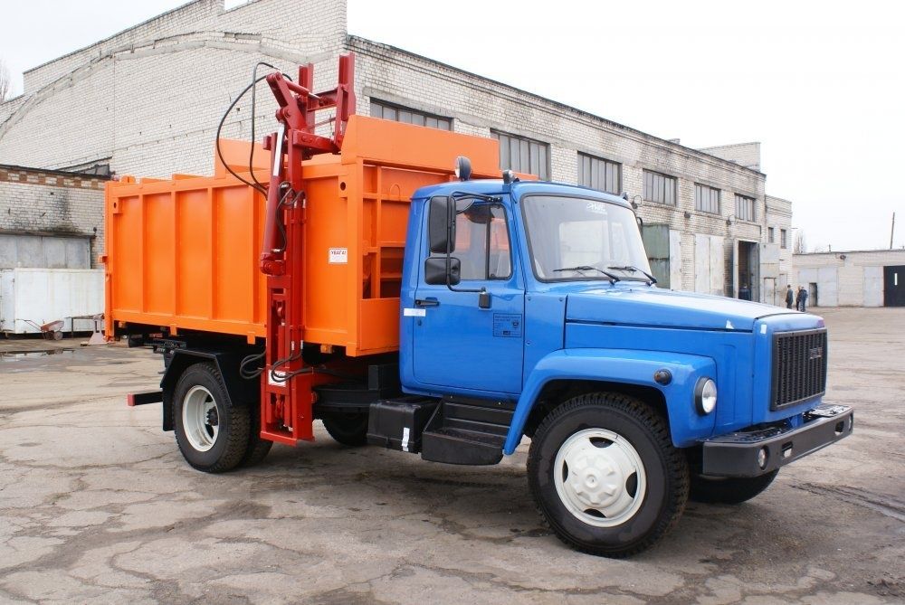 Вывоз мусора в контейнере.
