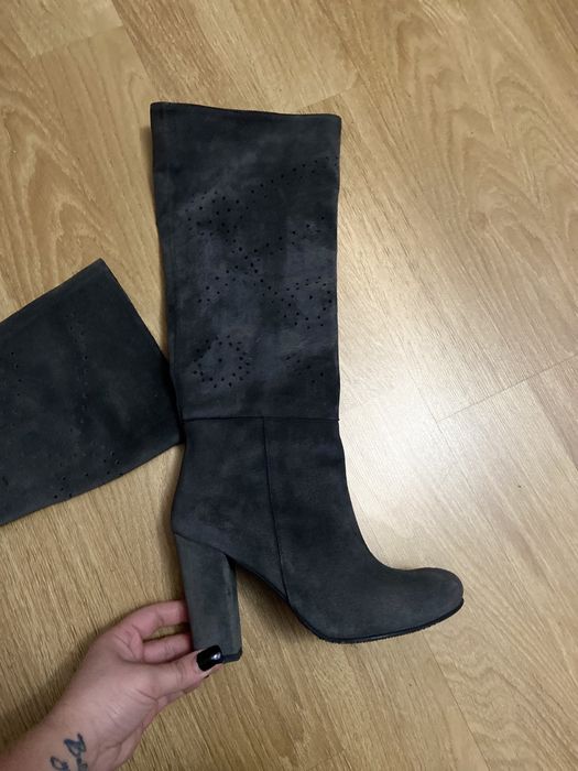 Cizme lungi ,gri,piele intoarsa naturala ,perforate ,ca noi