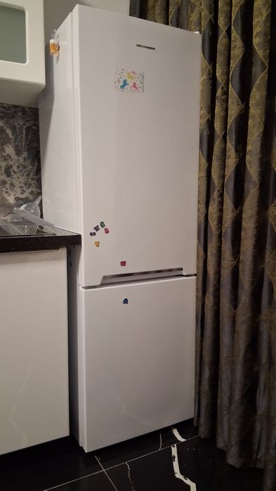 Ofer la vânzare combină frigorifică în stare perfectă de  funcționare
