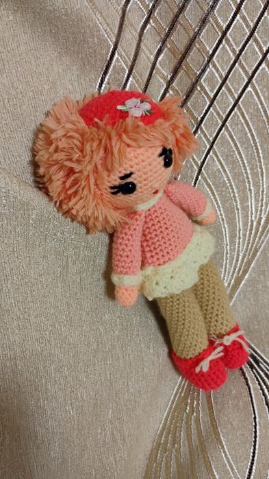 Păpușică, jucărie croșetată amigurumi.