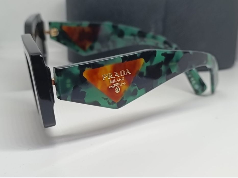 Продавам слънчеви очила Prada SPR 15Y кафяво със зелено