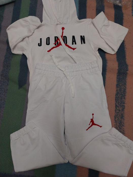 Vând trening nou  5-6 ani