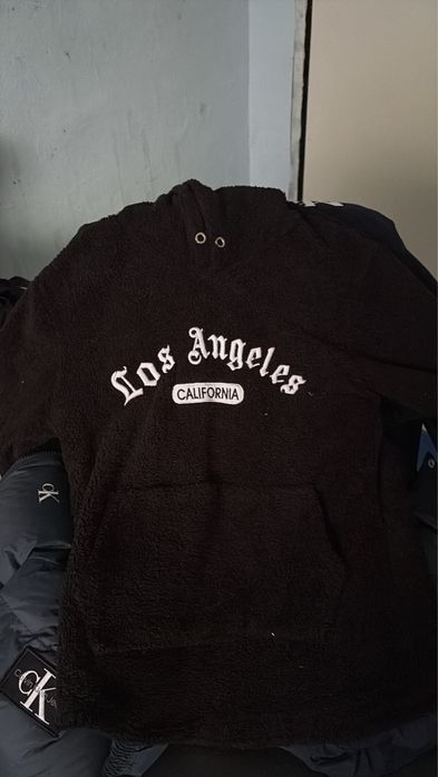 Продавам суичер Los Angeles