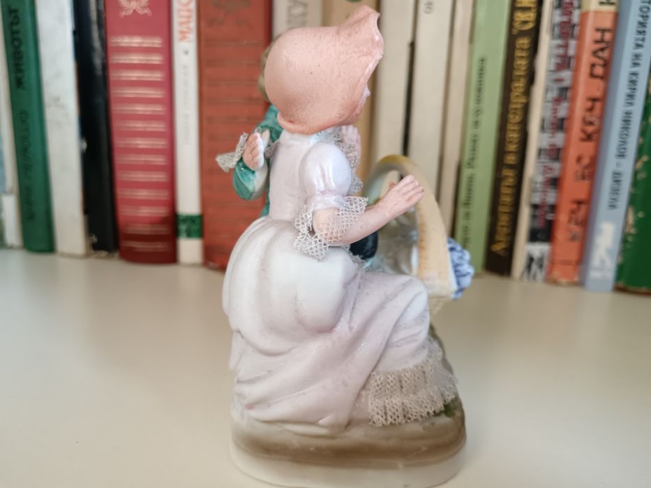 Порцеланова фигурка момиче и момче с кошница цветя