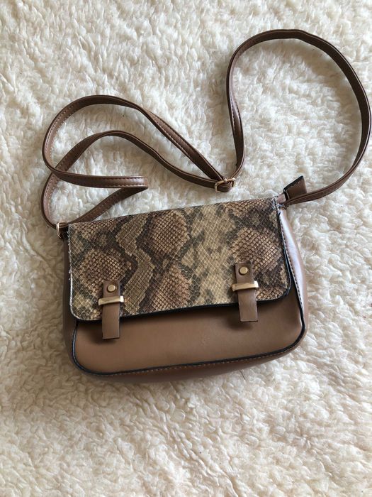 Малка чанта цвят кафе с мляко и с капак змийска шарка
