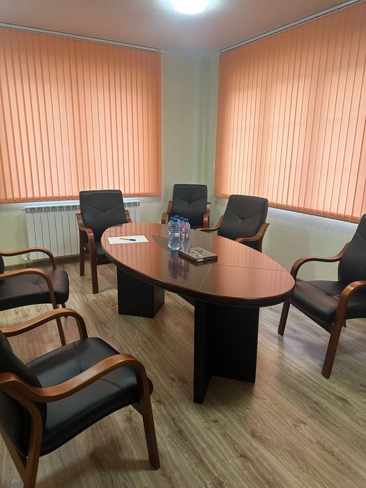 Заседателна маса за офис