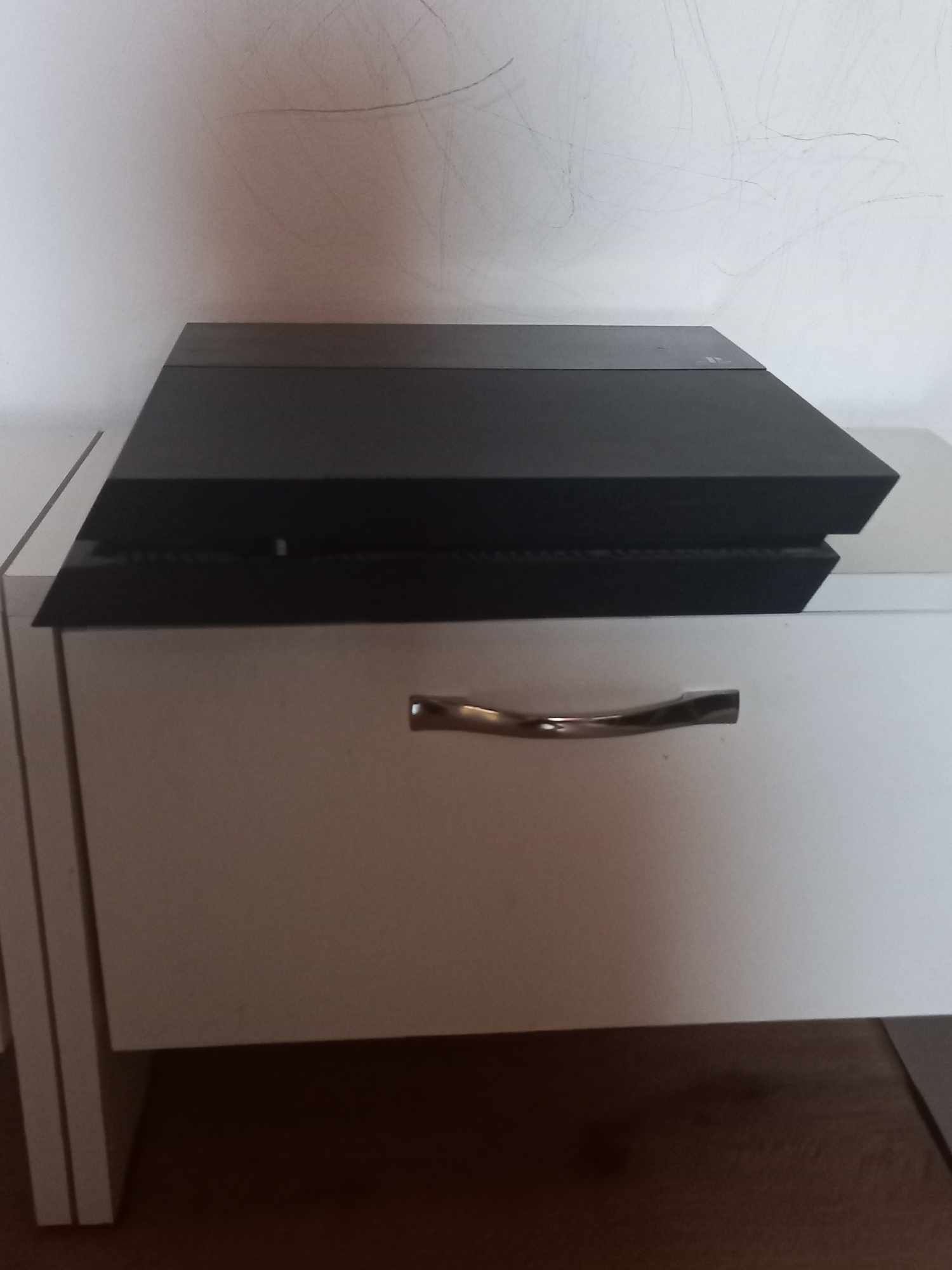 Vand ps4  satu mare  1000lei negociabil.