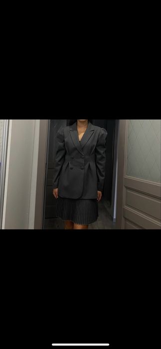 Костюм с юбкой серый