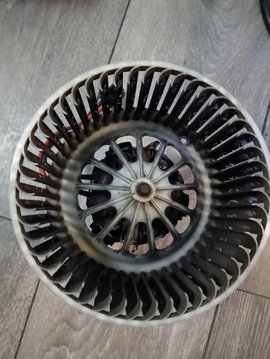 Motoras aeroterma original BMW F10,F11,F06,F12,F13,F01,F02

Este de pe