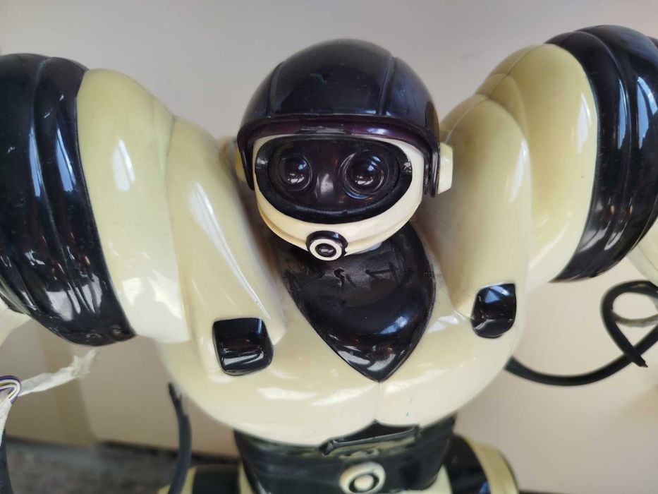 Детски робот с дистанционно лимитирана серия