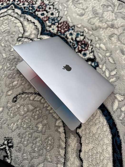 Macbook Pro 15 inch core i7 16/256