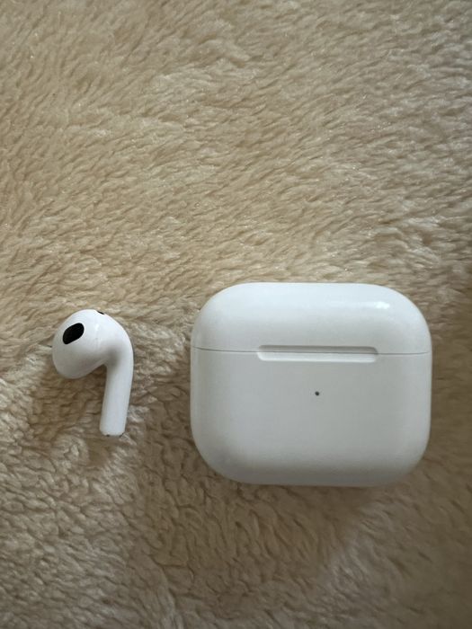 Продам правый наушник Air pods 3
