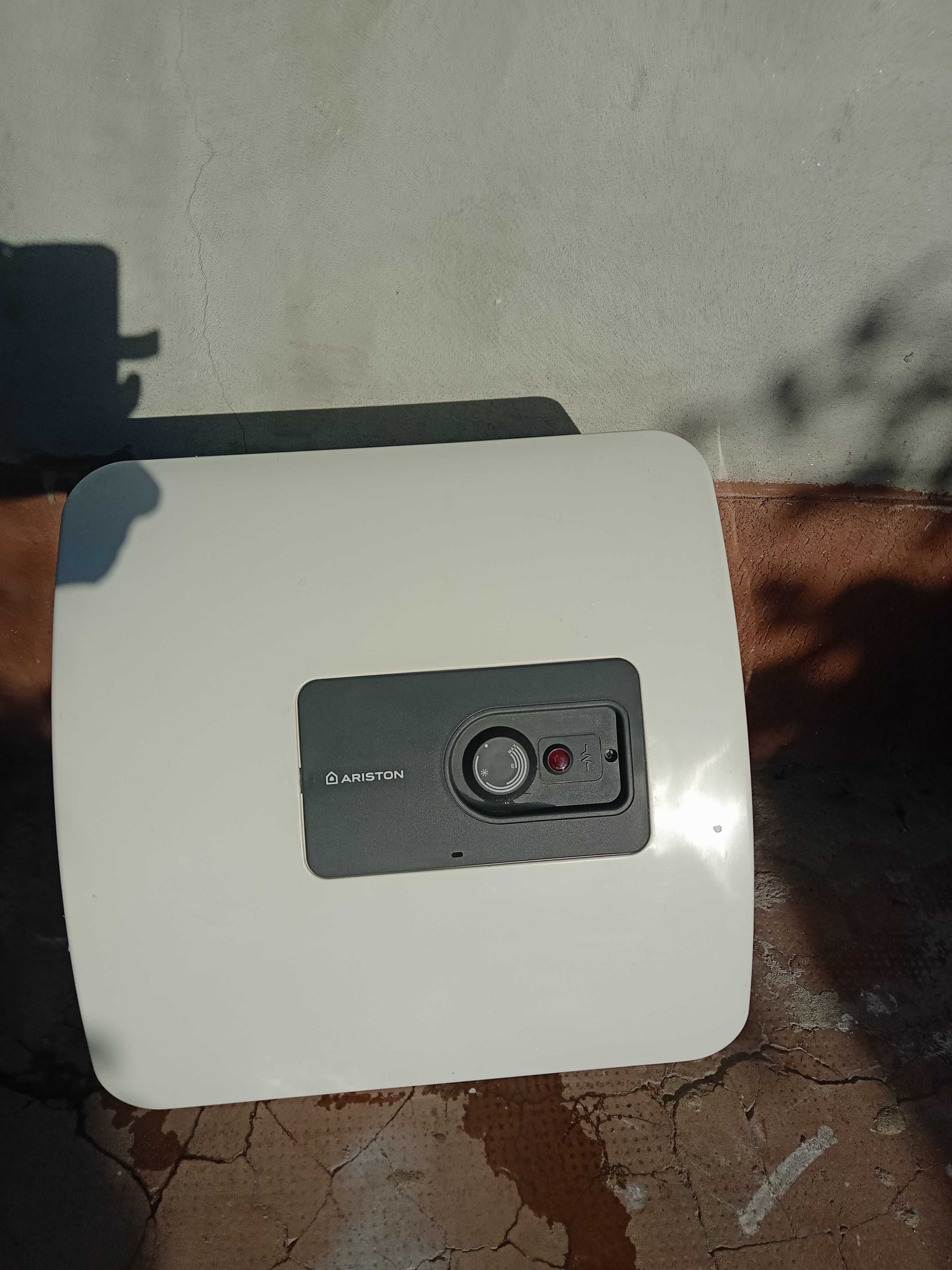 Vând boiler electric Ariston 30 litri