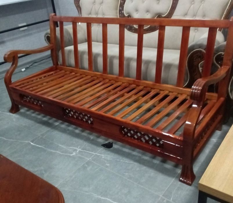 Кресла с диваном и журнальным столомпосле реставрации