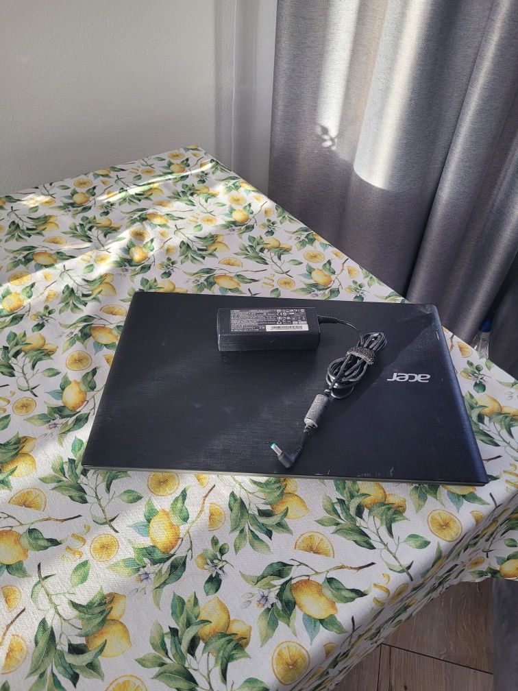Vând laptop Acer E5-773G intel i5 ssd 512gb