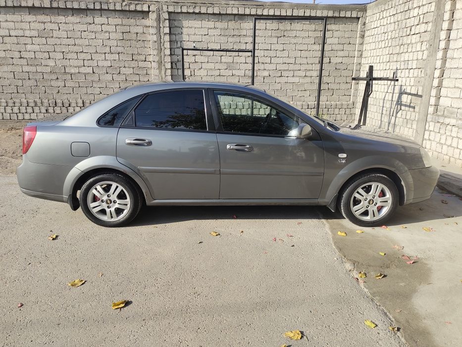 Lacetti 2012 sotiladi