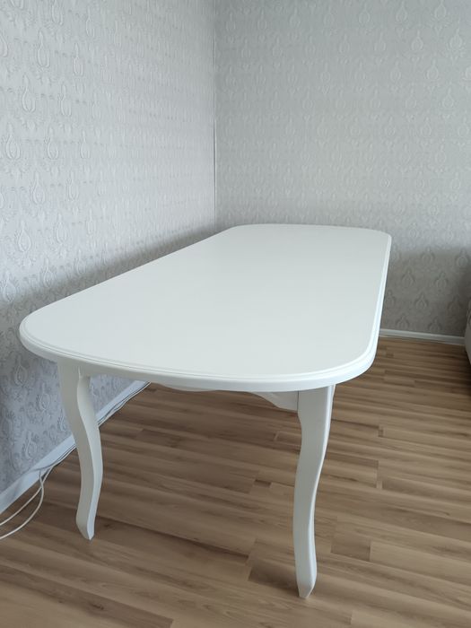 Стол деревянный для гостей