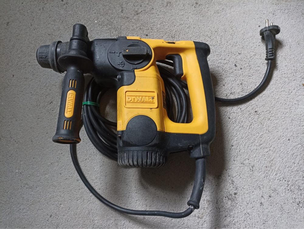 D25304, cu 3 functii (drill,percutie & combinate), original-DeWALT.