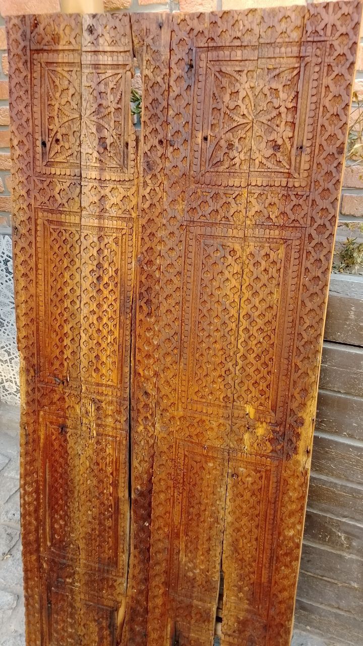 Старинные резные двери