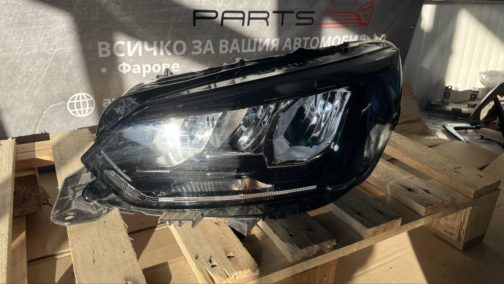 2 броя десен и 1 брой ляв фар Peugeot 208 2 2019-