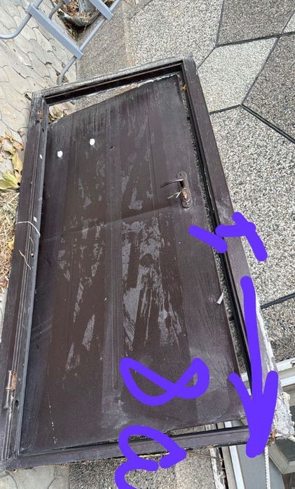 Дверь входная коричнево цвета