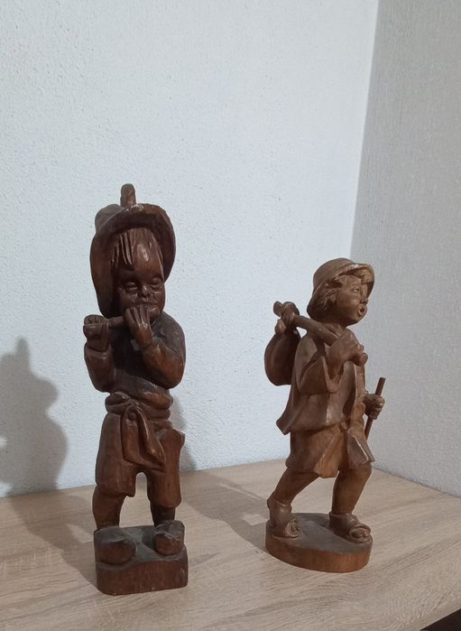 Няколко дървени фигури..