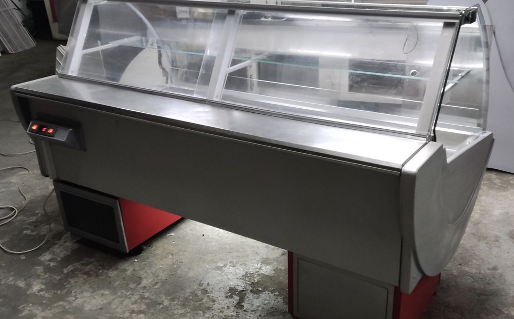 Хладилна щандова витрина