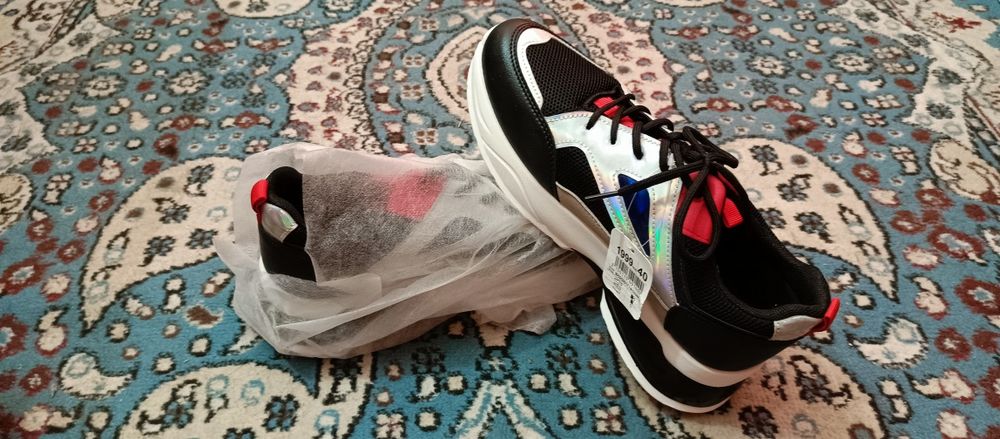 Продам Кроссовки новые женские