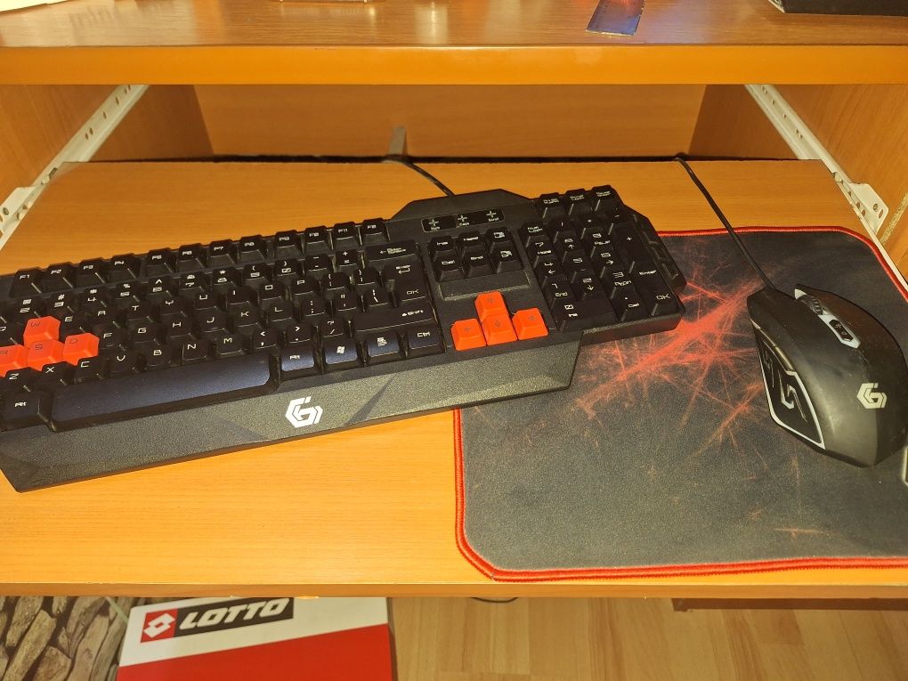 Vând pachet PC+periferice 3 mouseuri, 2 tastaturi, mousepad