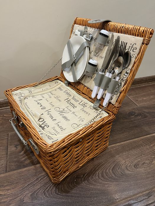 Кошница за пикник за двама — елегантна и практична