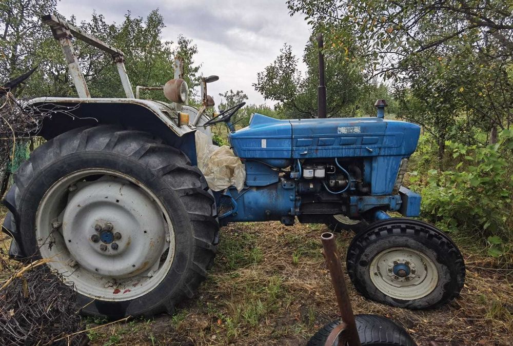 Tractor Ford 4000 cu utilaje
