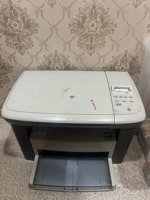 Принтер фирмы HP в рабочем состоянии