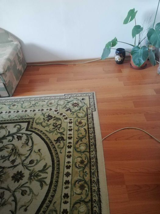 Vând apartament la casă