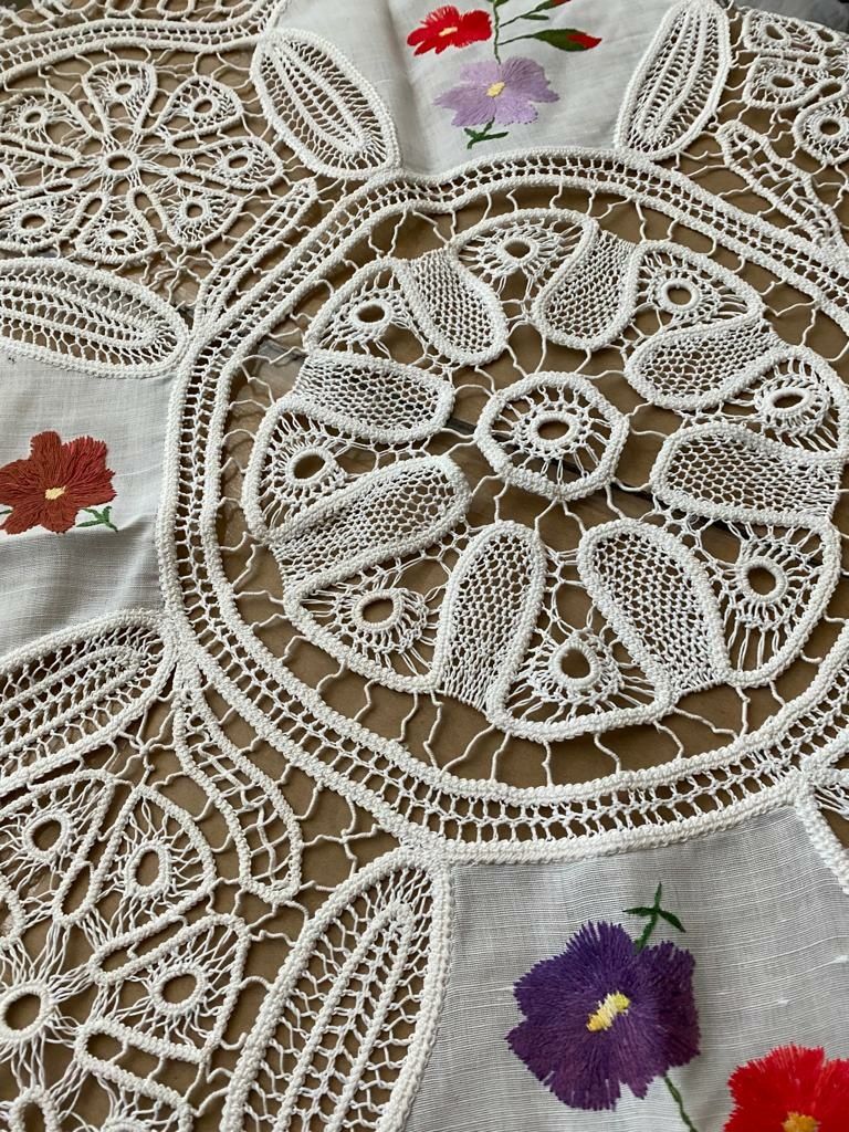 Mileu macrame cu broderie