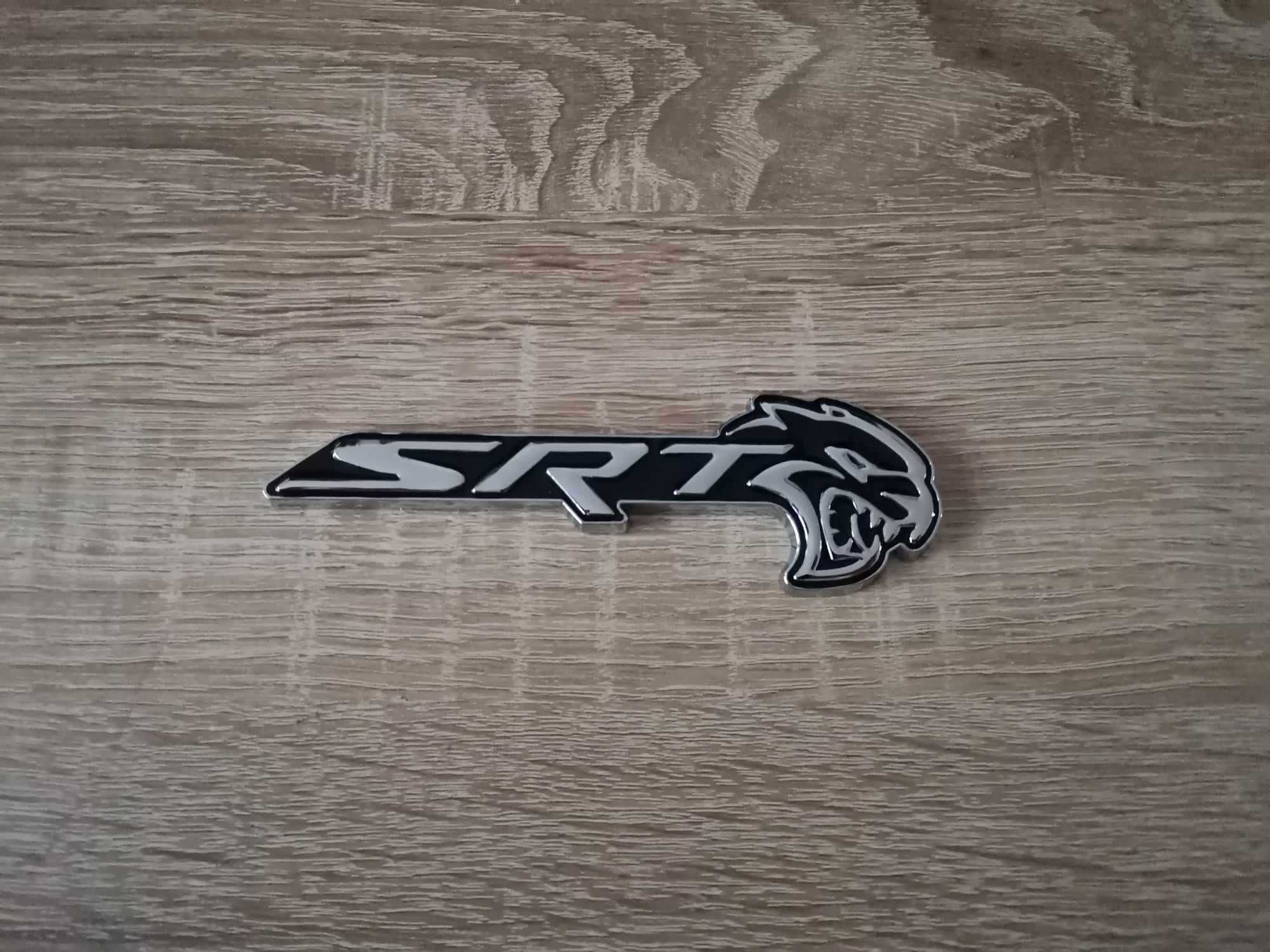 SRT Hellcat сребристо с черно емблема дясна