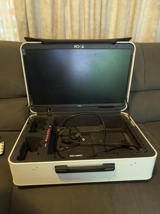 Poga Lux White – Geantă portabilă cu monitor pentru PS/Xbox