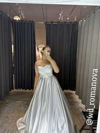 Свадебное платье атласное со шлейфом