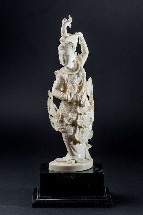 Эксклюзивная статуэтка из слоновой кости