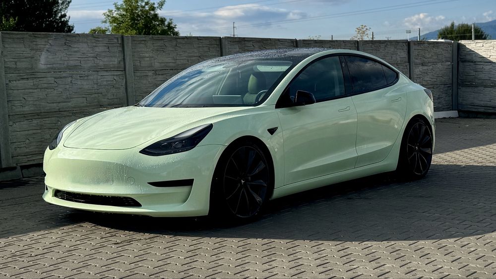 Tesla model 3 SR+ standard range facelift pompa caldura faruri matrix
