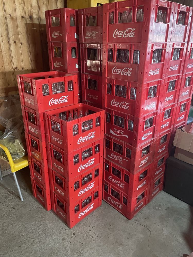 Lăzi cu sticle de Coca Cola